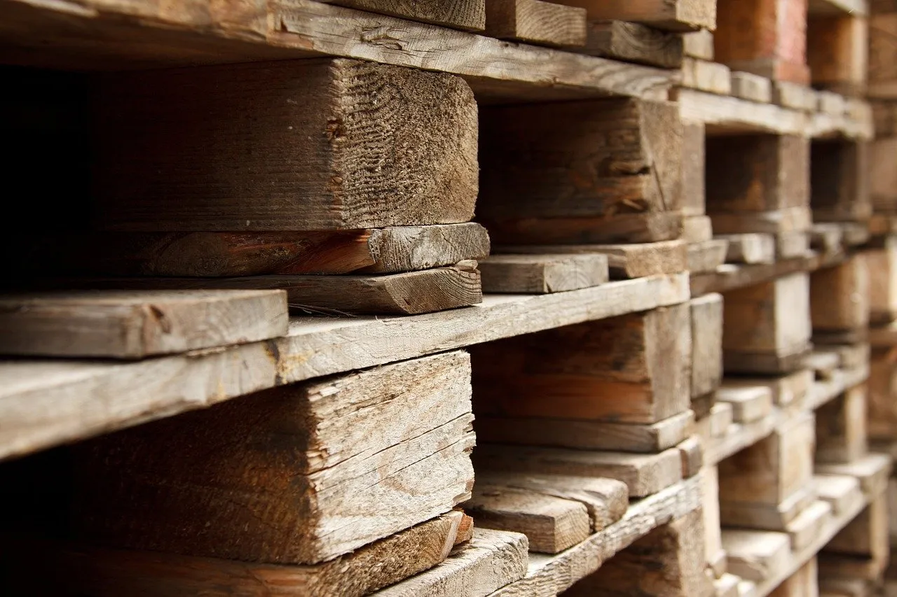 Pile de palettes en bois utilisées pour le transport et le stockage des marchandises.